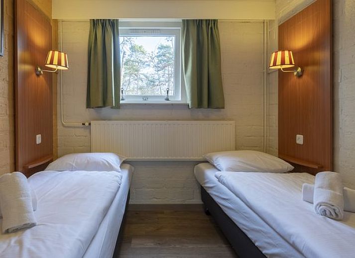 Lichte woonkamer van Rabbit Hill vakantiehuis in Nieuw Milligen met uitzicht op natuur.