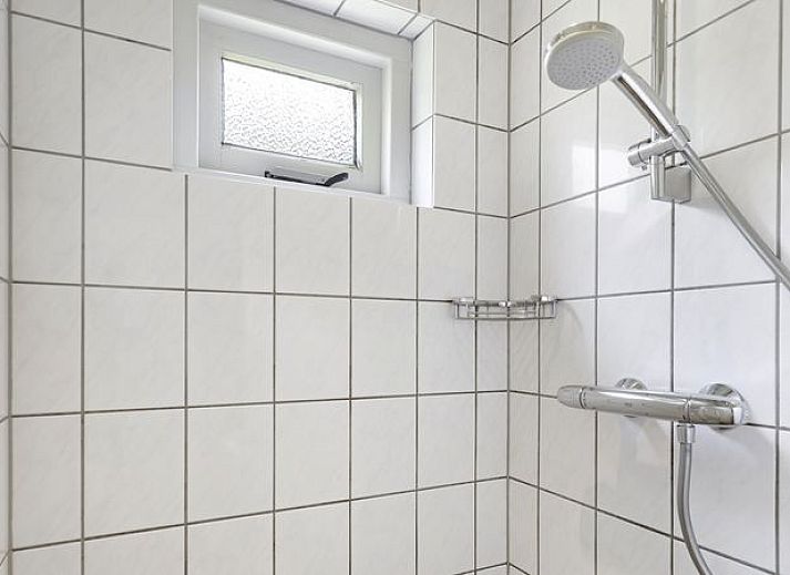 Lichte woonkamer van Rabbit Hill vakantiehuis in Nieuw Milligen met uitzicht op natuur.