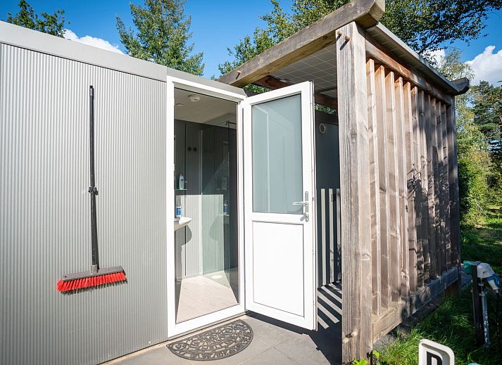 Rabbit Hill luxe campingplaats in Nieuw Milligen, Veluwe biedt een stacaravan te midden van serene natuur.