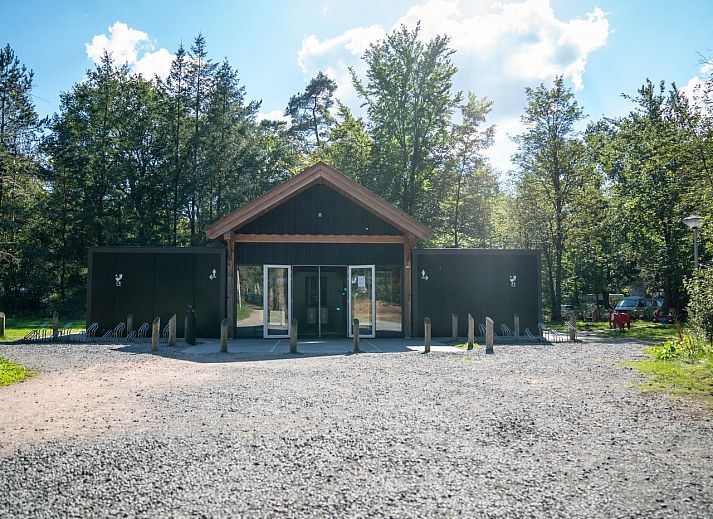Rabbit Hill luxe campingplaats in Nieuw Milligen, Veluwe biedt een stacaravan te midden van serene natuur.