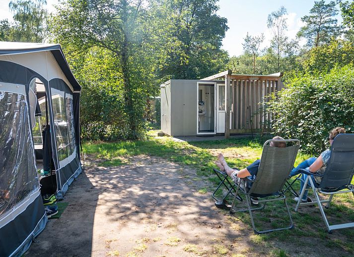 Rabbit Hill luxe campingplaats in Nieuw Milligen, Veluwe biedt een stacaravan te midden van serene natuur.