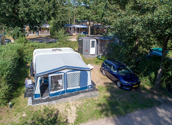Overzicht van Rabbit Hill campingplaats CS16+ in Nieuw Milligen, Veluwe met stacaravan en parkeerplaats.
