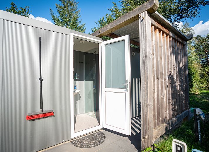 Overzicht van Rabbit Hill campingplaats CS16+ in Nieuw Milligen, Veluwe met stacaravan en parkeerplaats.
