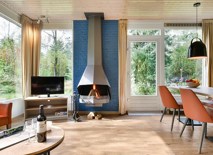 Woonkamer van Rabbit Hill bungalow in Nieuw Milligen met uitzicht op de natuur.