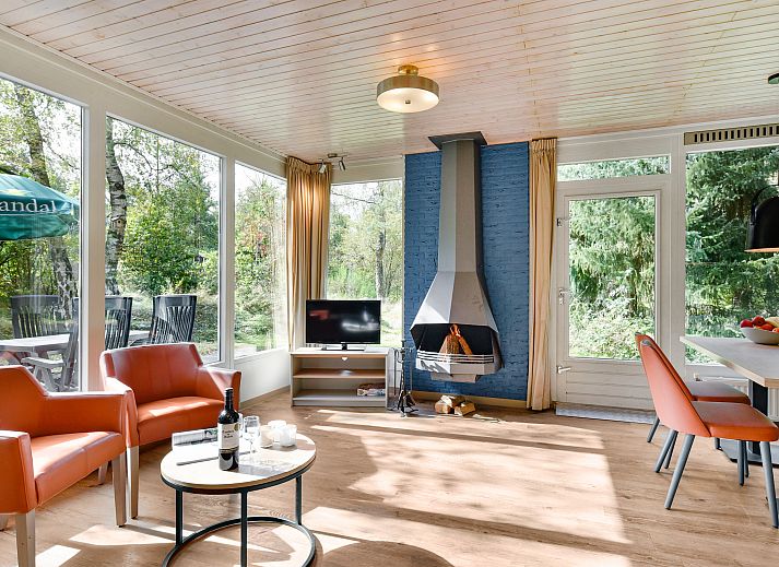 Woonkamer van Rabbit Hill bungalow in Nieuw Milligen met uitzicht op de natuur.