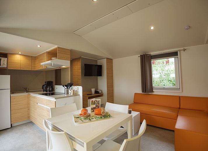 Moderne keuken en woonkamer in Rabbit Hill 6-persoons mobile home, Nieuw Milligen, Veluwe, Gelderland.