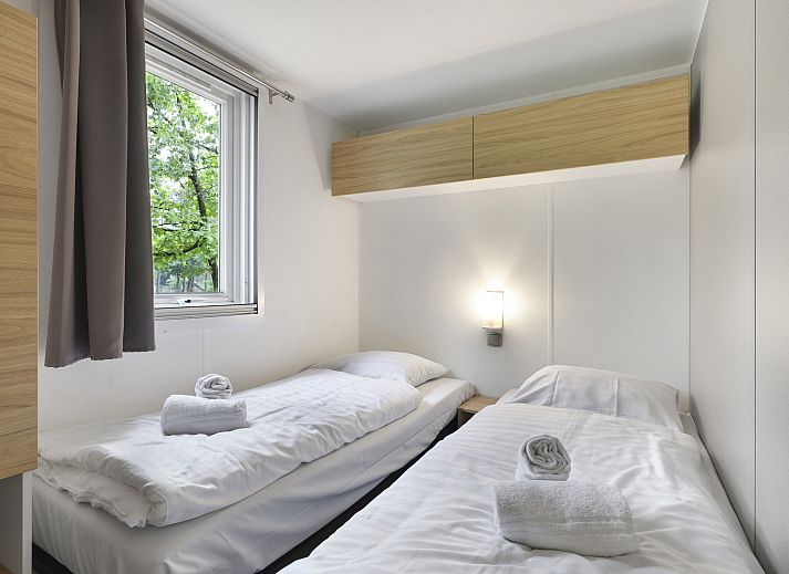 Gezellige binnenruimte van Rabbit Hill 6-persoons mobile home, Veluwe, Gelderland.