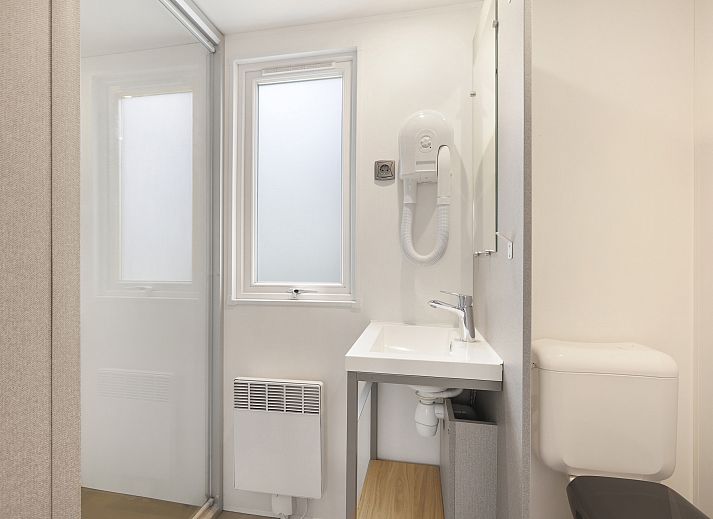 Stijlvol gedekte tafel in Rabbit Hill mobile home, Nieuw Milligen, Gelderland.