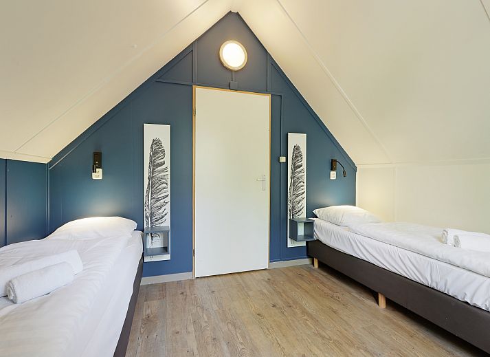 Gezellige woonkamer in Rabbit Hill 8-persoons bungalow 8C, Nieuw Milligen, Veluwe, met comfortabele zithoek en houten interieur.