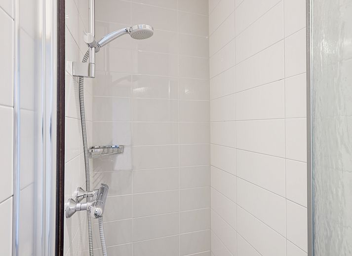 Lichte woonkamer van Rabbit Hill 8-persoons bungalow 8C in Nieuw Milligen, Veluwe, met grote ramen en uitzicht op de natuur.