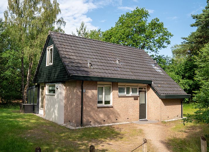 Aussenansicht des Rabbit Hill 8-Personen-Bungalows 8C1 in Nieuw Milligen, Veluwe, Gelderland.