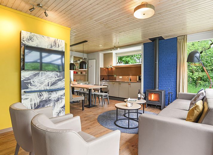 Gemuetliches Wohnzimmer des Rabbit Hill Bungalows mit Blick auf die Natur in Nieuw Milligen, Veluwe.