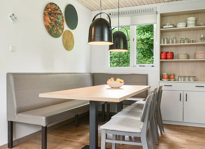 Gemuetliches Wohnzimmer des Rabbit Hill Bungalows mit Blick auf die Natur in Nieuw Milligen, Veluwe.