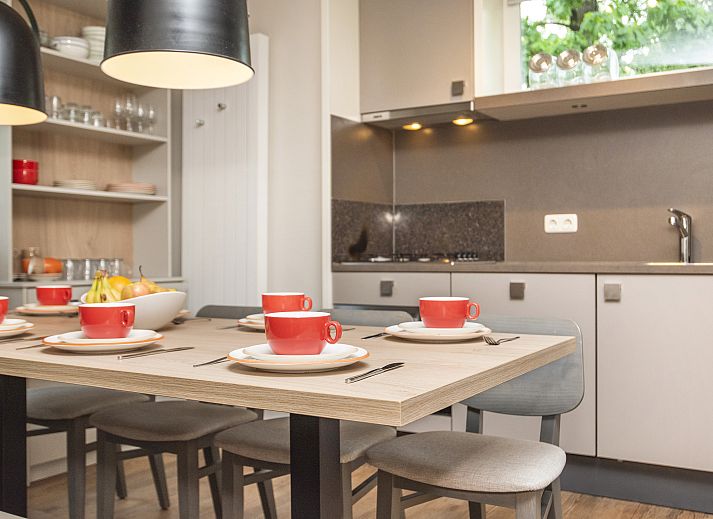 Gemuetliches Wohnzimmer des Rabbit Hill Bungalows mit Blick auf die Natur in Nieuw Milligen, Veluwe.