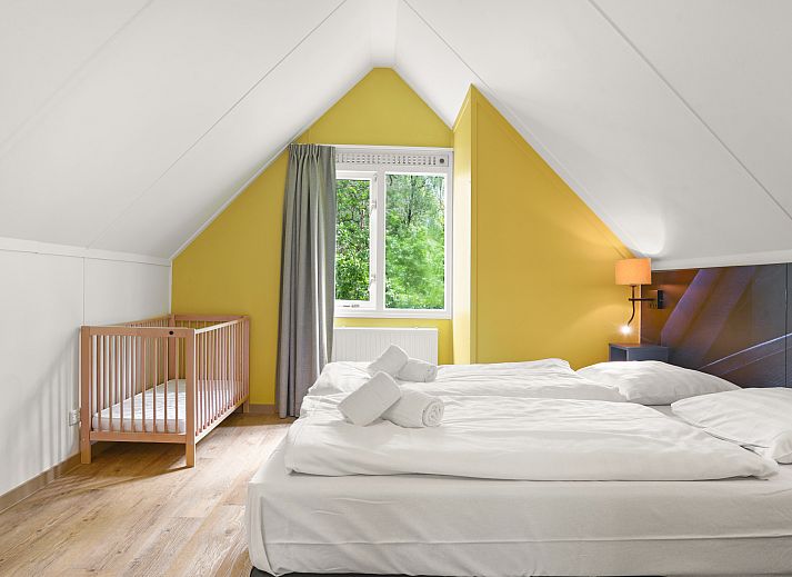 Essecke im Ferienhaus Rabbit Hill mit Blick auf die Veluwe-Waelder in Nieuw Milligen.