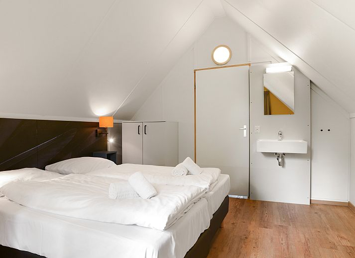 Essecke im Ferienhaus Rabbit Hill mit Blick auf die Veluwe-Waelder in Nieuw Milligen.