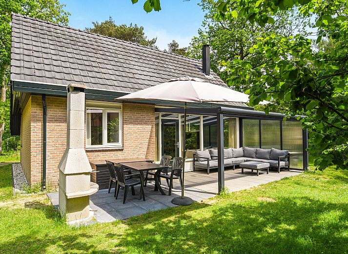 Essecke im Ferienhaus Rabbit Hill mit Blick auf die Veluwe-Waelder in Nieuw Milligen.