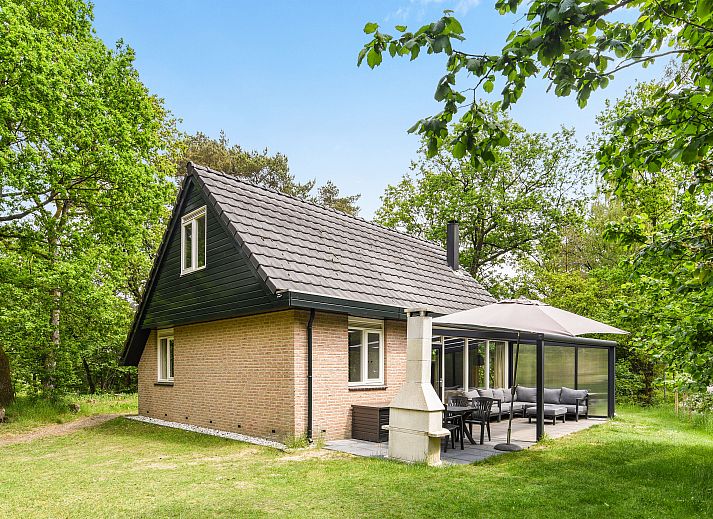 Essecke im Ferienhaus Rabbit Hill mit Blick auf die Veluwe-Waelder in Nieuw Milligen.