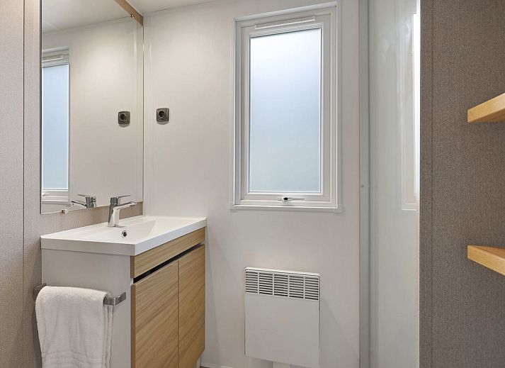 Cozy dining area in Rabbit Hill 6-person mobile home, located in the Veluwe, Nieuw Milligen