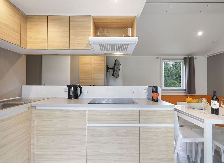 Cozy dining area in Rabbit Hill 6-person mobile home, located in the Veluwe, Nieuw Milligen