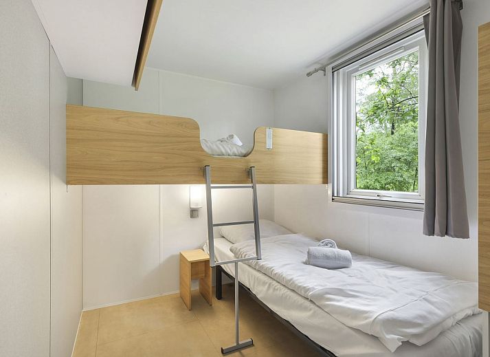 Bright indoor space with views of nature in Rabbit Hill 6-person mobile home, Veluwe, Gelderland