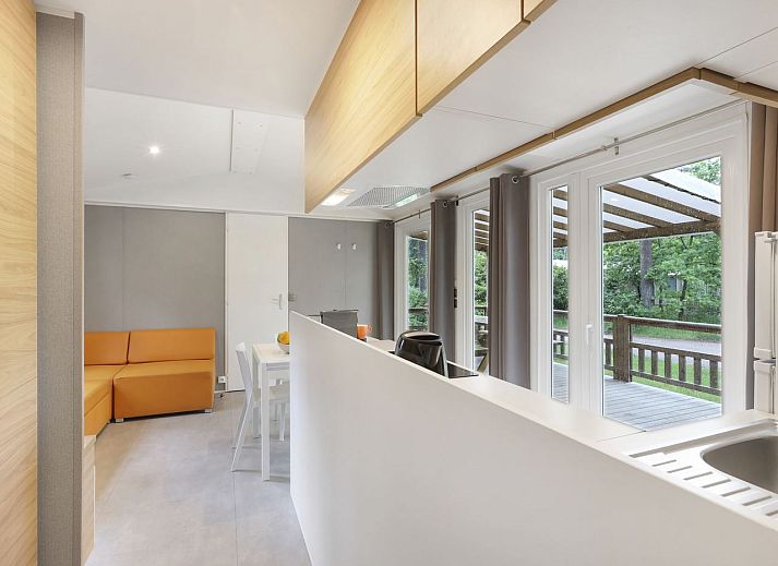 Bright indoor space with views of nature in Rabbit Hill 6-person mobile home, Veluwe, Gelderland