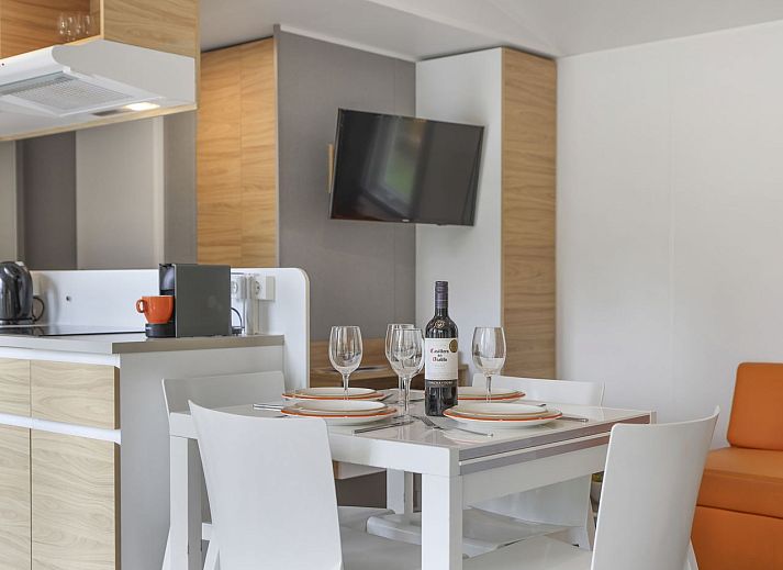 Bright indoor space with views of nature in Rabbit Hill 6-person mobile home, Veluwe, Gelderland