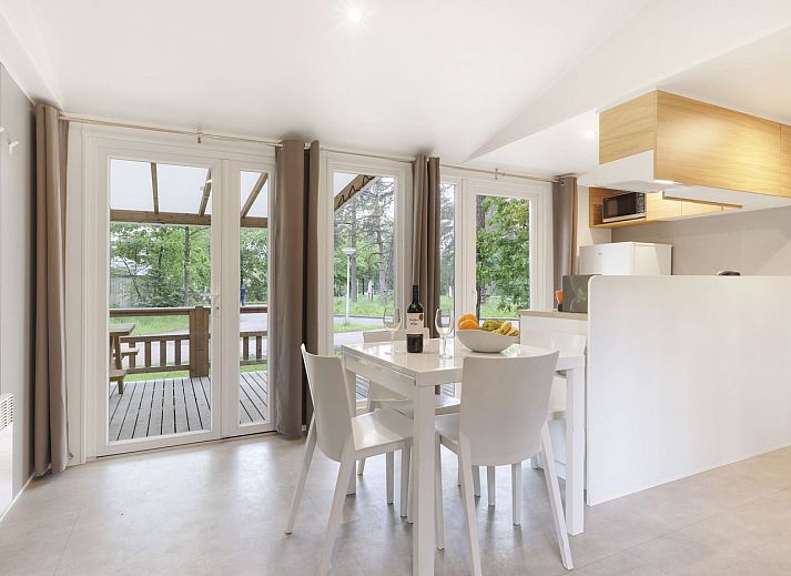 Dining area with glass doors to terrace in Rabbit Hill 6-person mobile home, Nieuw Milligen, Veluwe