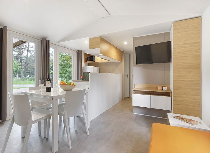 Dining area with glass doors to terrace in Rabbit Hill 6-person mobile home, Nieuw Milligen, Veluwe