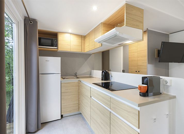 Stylish living room with TV in Rabbit Hill 6-person mobile home, Veluwe, Gelderland