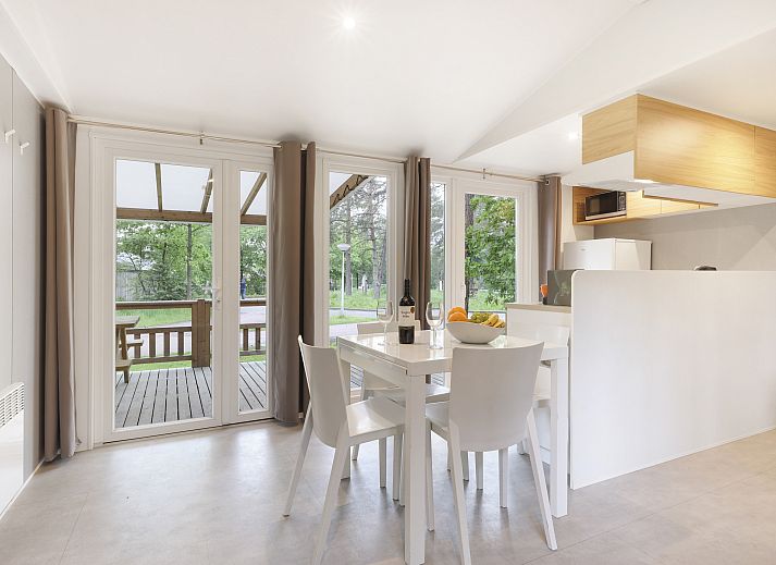 Stylish living room with TV in Rabbit Hill 6-person mobile home, Veluwe, Gelderland