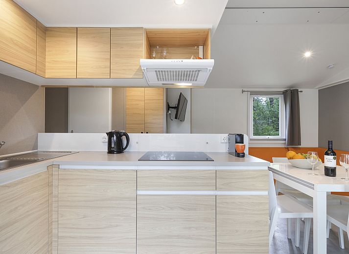 Stylish living room with TV in Rabbit Hill 6-person mobile home, Veluwe, Gelderland