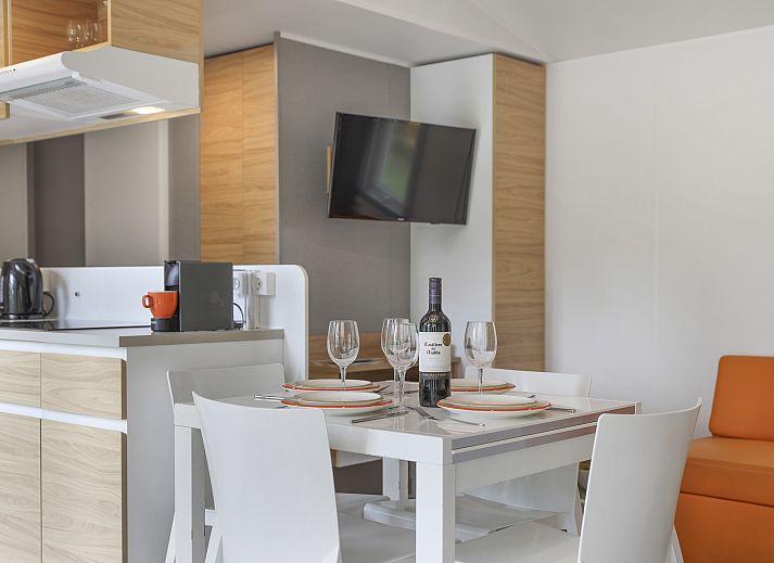 Stylish living room with TV in Rabbit Hill 6-person mobile home, Veluwe, Gelderland