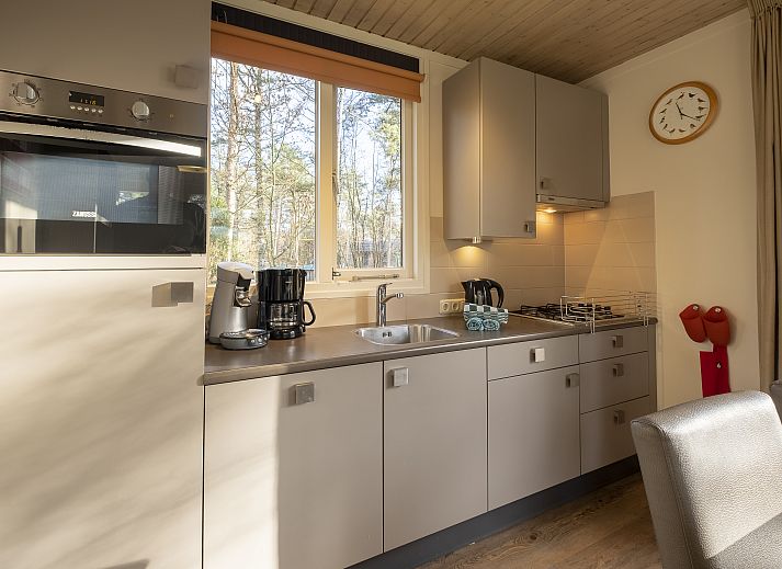 Gezellige Rabbit Hill 4-persoons kinderbungalow in Nieuw Milligen, Veluwe, Gelderland, omgeven door natuur en spelendaglicht.