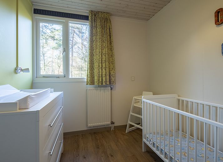 Gezellige kinderkamer in Rabbit Hill 4-persoons bungalow, Nieuw Milligen, Veluwe, Gelderland, met stapelbed en speelse decoraties.