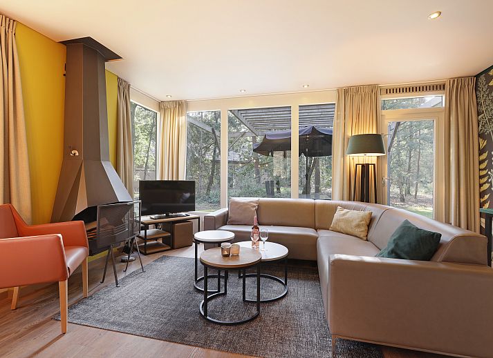 Modernes Wohnzimmer des Bungalows Rabbit Hill 4CE an der Veluwe in Gelderland.
