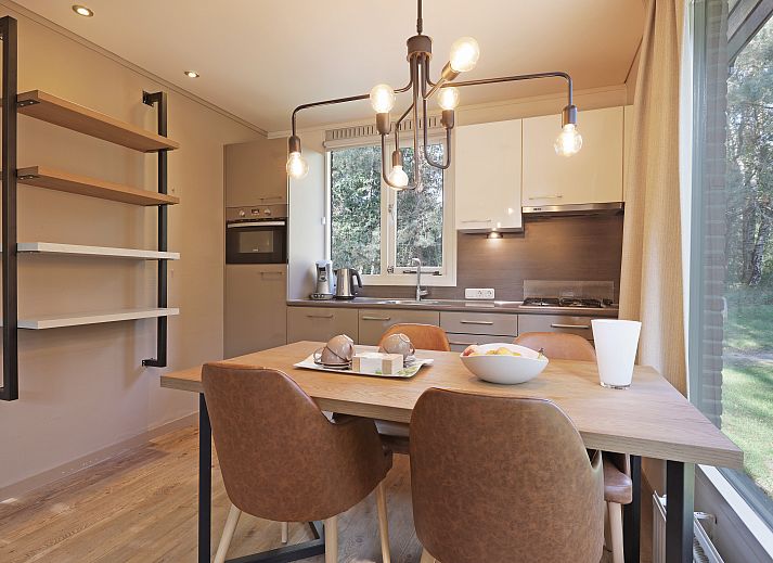 Modernes Wohnzimmer des Bungalows Rabbit Hill 4CE an der Veluwe in Gelderland.