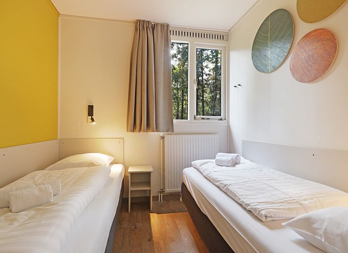 Modernes Wohnzimmer des Bungalows Rabbit Hill 4CE an der Veluwe in Gelderland.