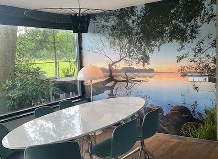 Terrasse mit Blick auf gruene Felder im Ferienhaus in Nijkerk, Veluwe.