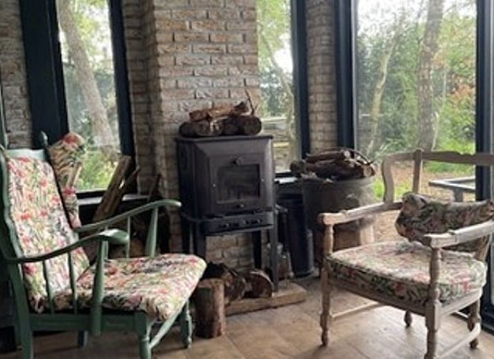 Terrasse mit Blick auf gruene Felder im Ferienhaus in Nijkerk, Veluwe.