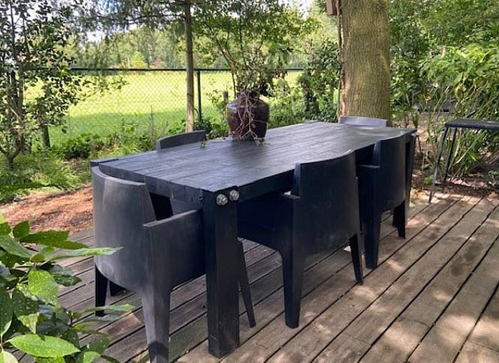 Terrasse mit Blick auf gruene Felder im Ferienhaus in Nijkerk, Veluwe.