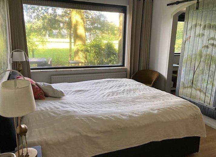 Bequemes Lounge-Sofa auf der Terrasse des Ferienhauses in Nijkerk, Gelderland.