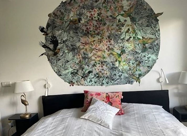 Bequemes Lounge-Sofa auf der Terrasse des Ferienhauses in Nijkerk, Gelderland.