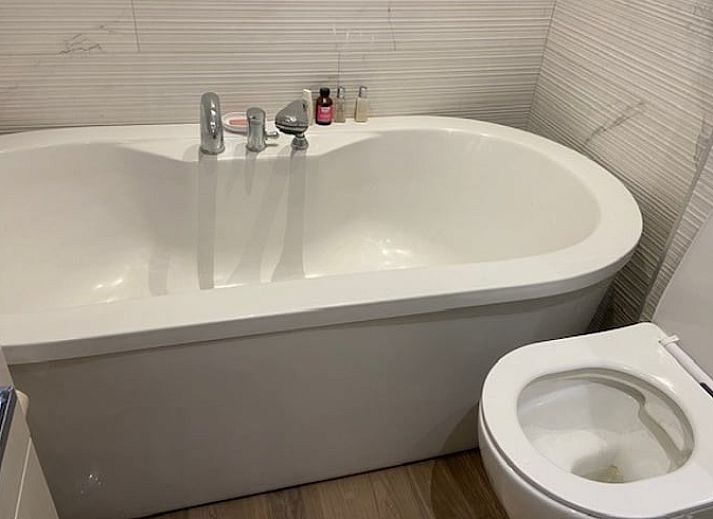 Bequemes Lounge-Sofa auf der Terrasse des Ferienhauses in Nijkerk, Gelderland.