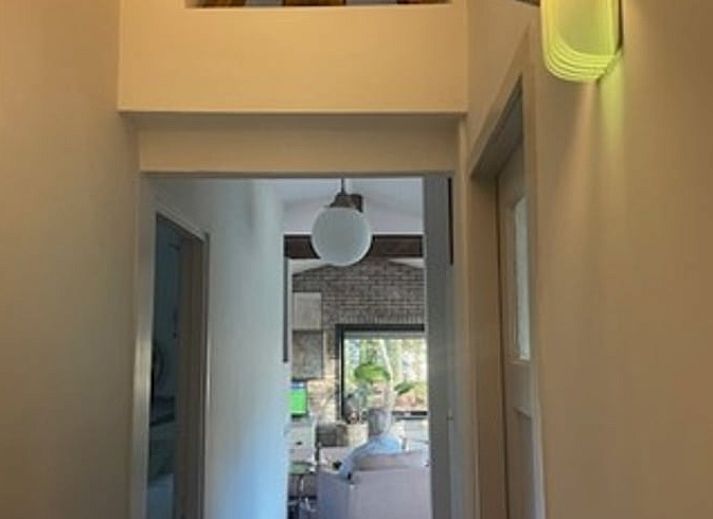 Gemuetliches Wohnzimmer im Ferienhaus in Nijkerk, Veluwe, mit rustikalen Moebeln.