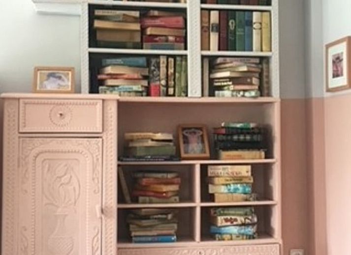 Gemuetliches Wohnzimmer im Ferienhaus in Nijkerk, Veluwe, mit rustikalen Moebeln.