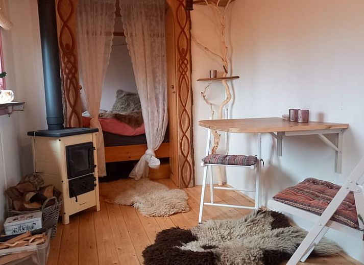 Gemuetliches Interieur eines Ferienhauses in Nijkerk, Veluwe, mit Holzausstattung.