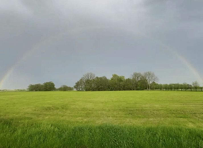 Gemuetliches Interieur eines Ferienhauses in Nijkerk, Veluwe, mit Holzausstattung.