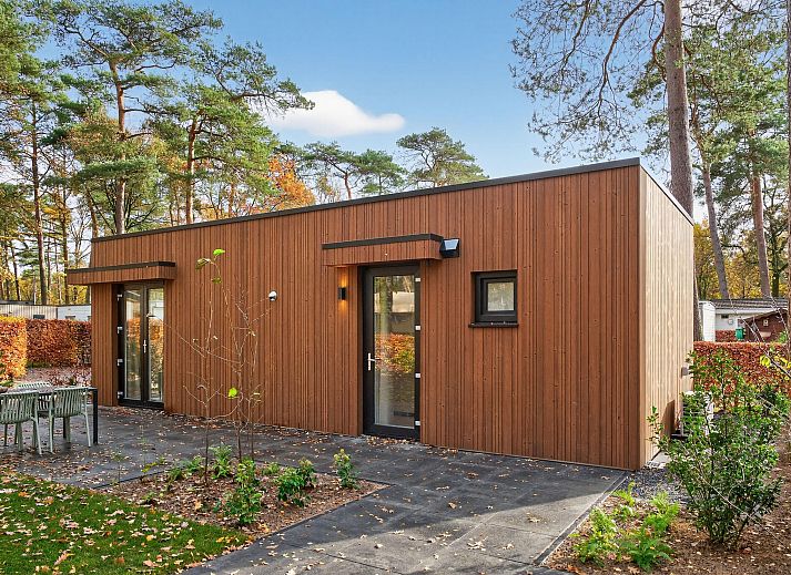 Freistehendes Haus in Nijkerk in Veluwe, Gelderland, umgeben von Herbstfarben und moderner Architektur fr einen entspannten Urlaub.