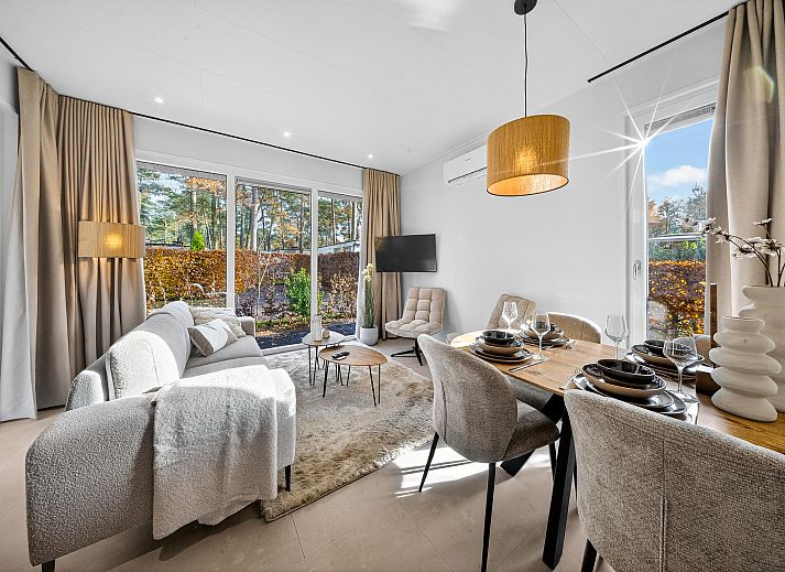 Freistehendes Haus in Nijkerk in Veluwe, Gelderland, umgeben von Herbstfarben und moderner Architektur fr einen entspannten Urlaub.